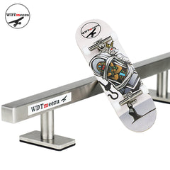 WDTMEEZU fingerboard with bearing wheels for smooth rotation and fluid tricks.