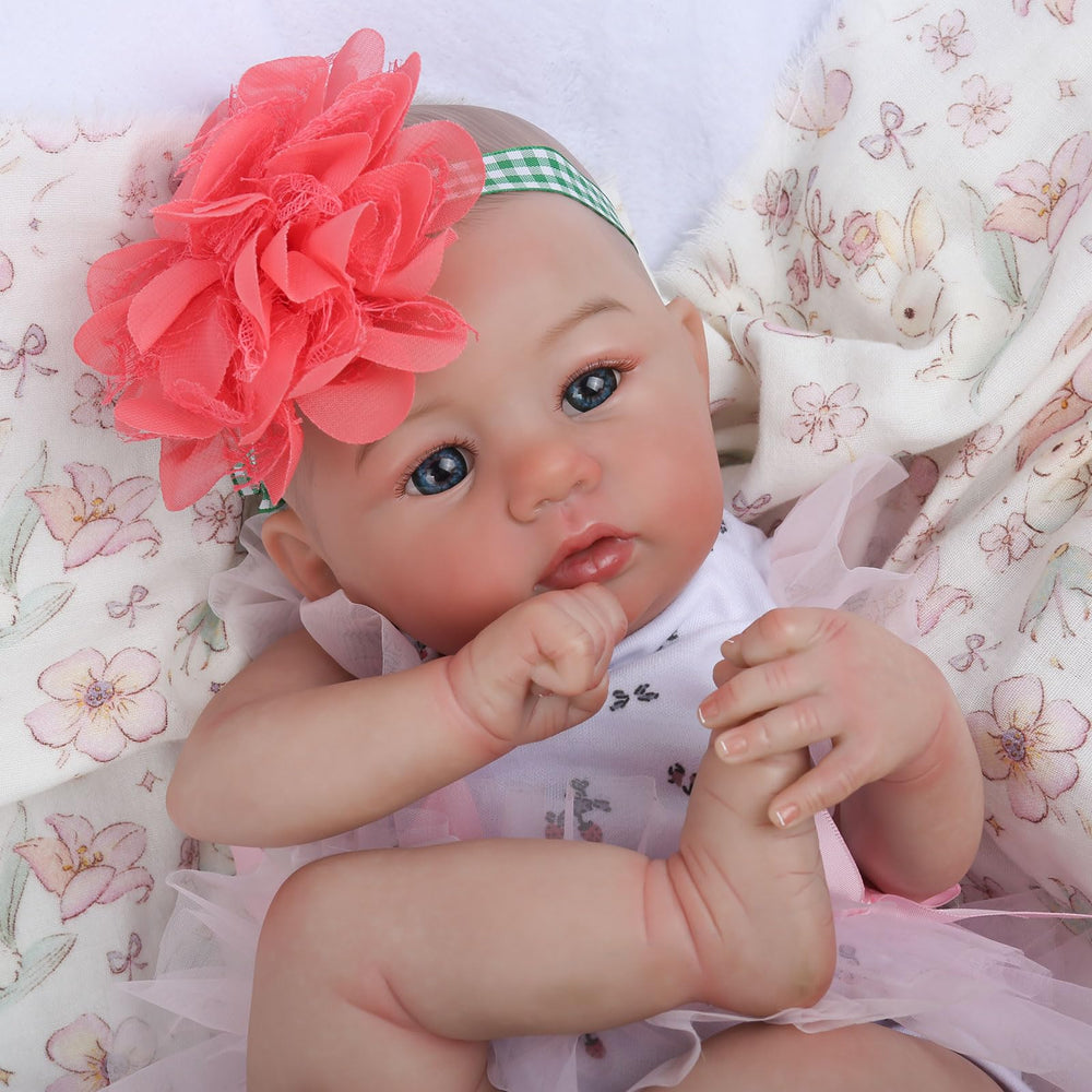 WOOROY hand-painted hair detail offers natural look for imaginative role play.