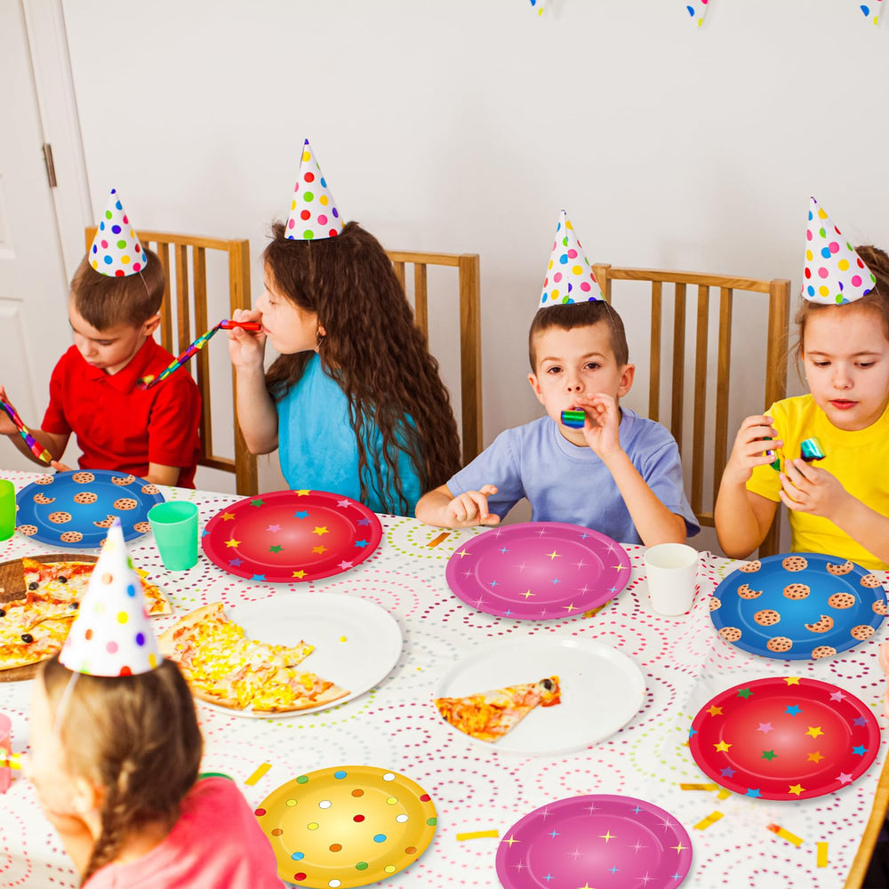 Yiaoyinnz street theme cartoon friends decorations enhance the dining table look.