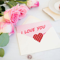 Wedding decor with YUJUN multicolor hearts enhances the tablescape.