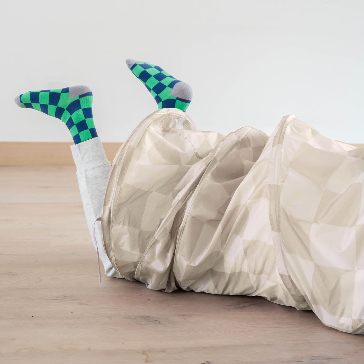 3 Sprouts Play Tunnel checkered beige design complements modern rooms.