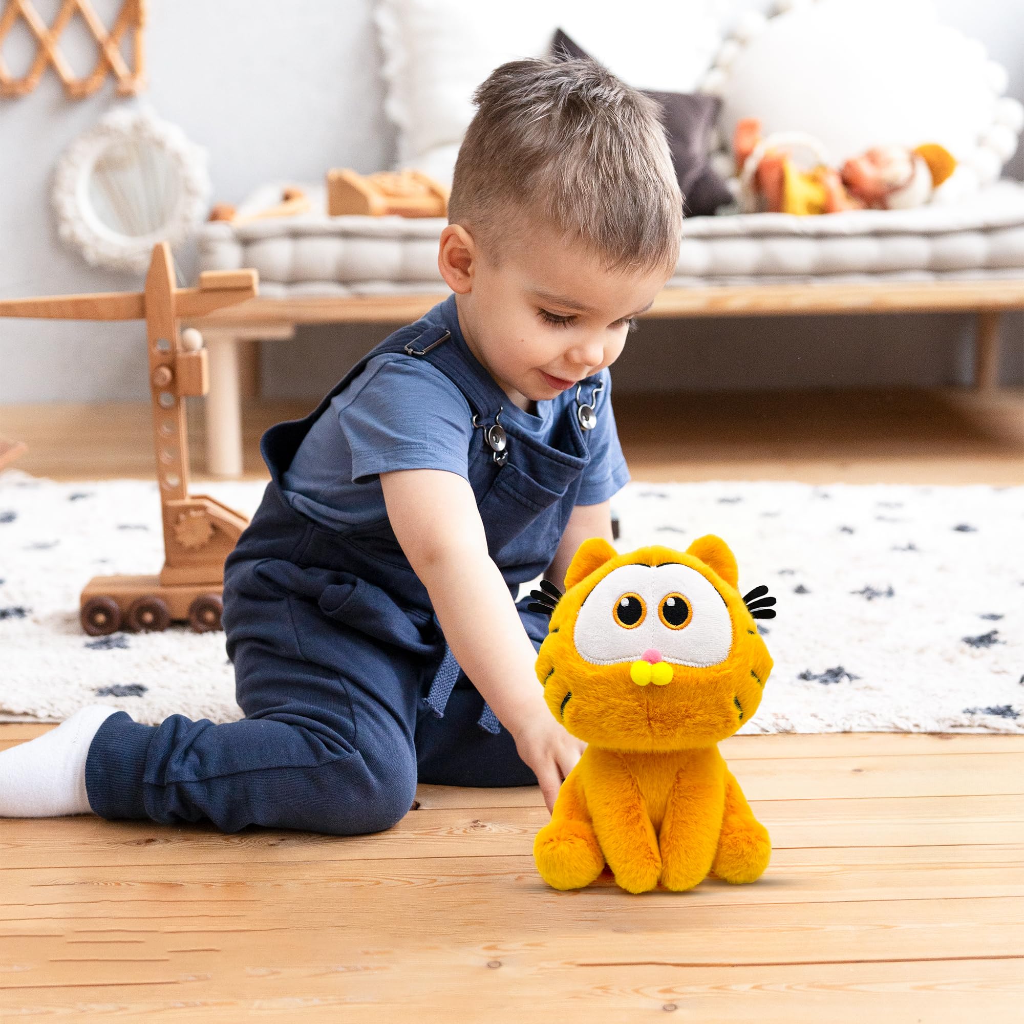 Adenzai Garfield plush with adorable expression enhances bedtime storytelling.