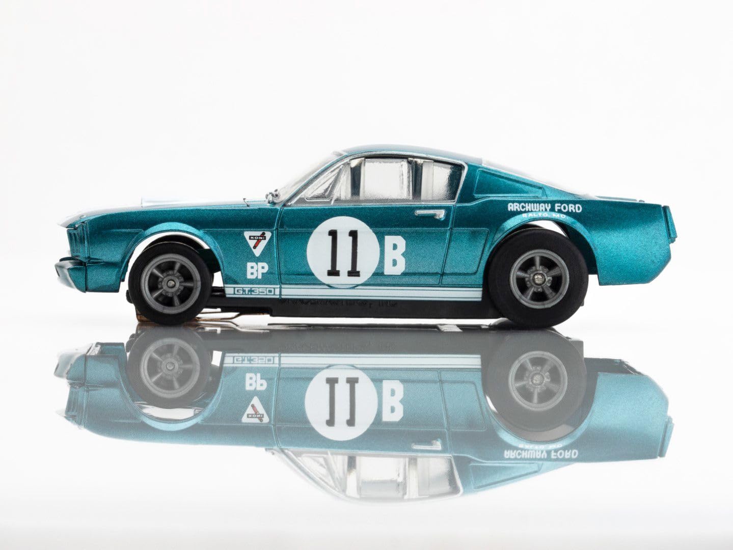 AFX Shelby GT350R 1965 Donohue top view highlights the low-profile design.