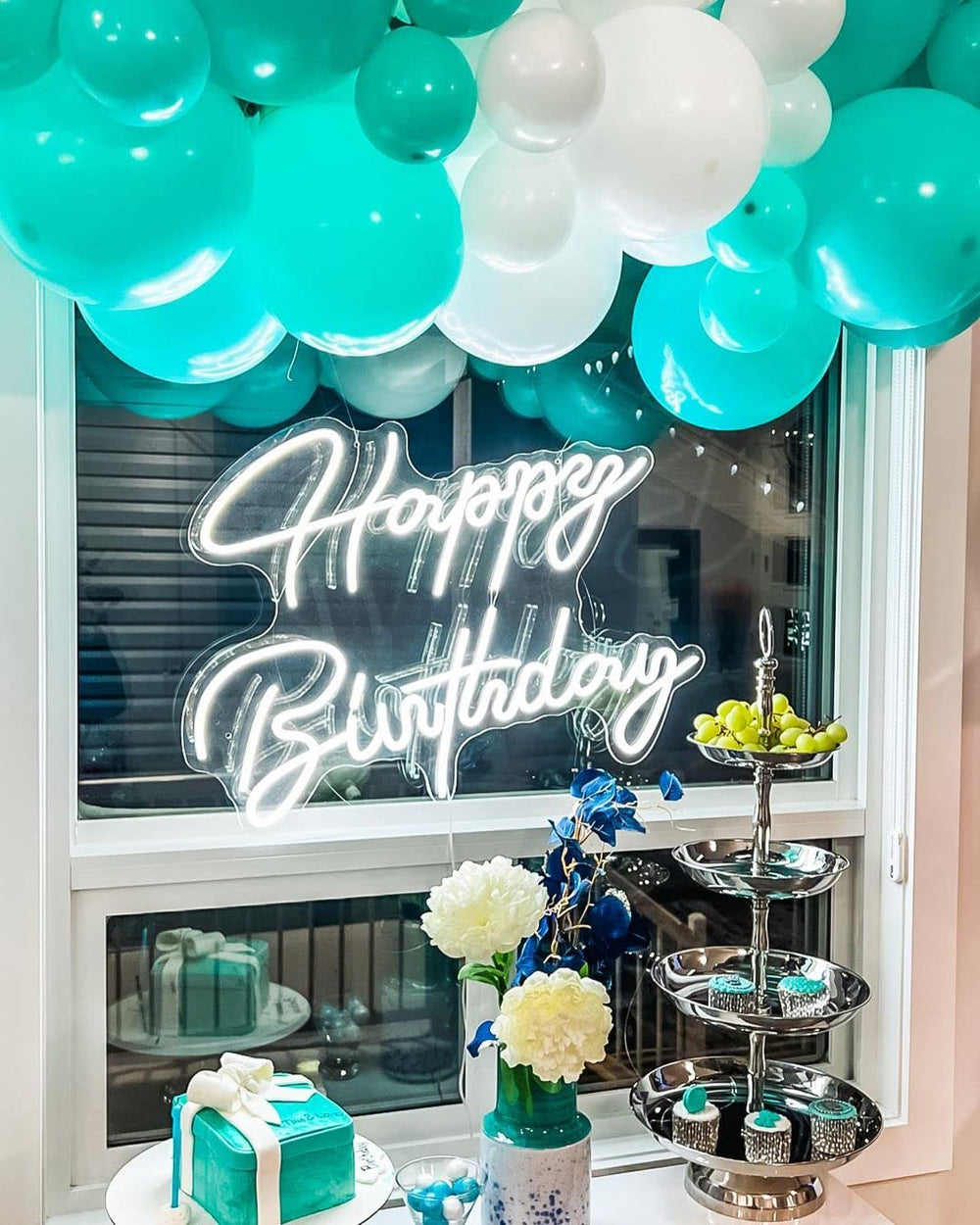 Aiwolf silver confetti balloons create sparkling accents for festive moments