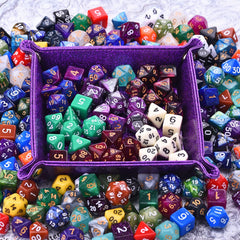Amiven pearlescent swirl dice catch light, enhancing game-night aesthetics.