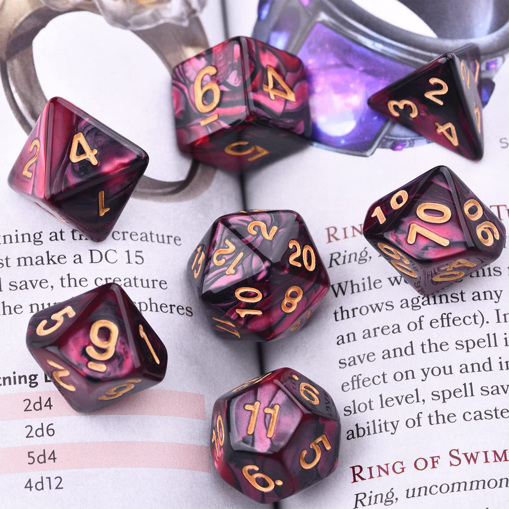 Amiven dice with high-contrast digits improve quick reads during battles.