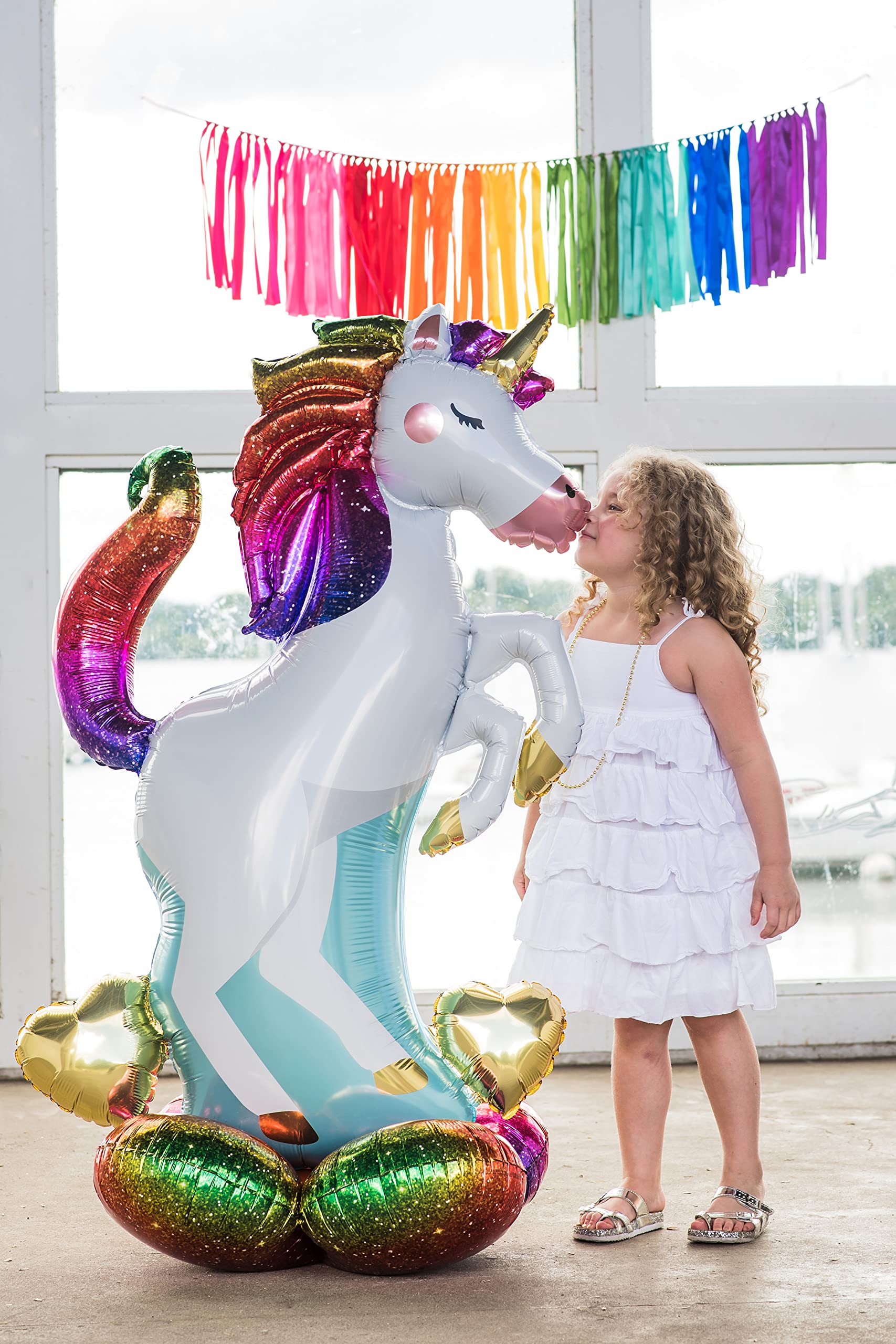 Anagram Unicorn Airloonz display with strap offers quick setup and stability.