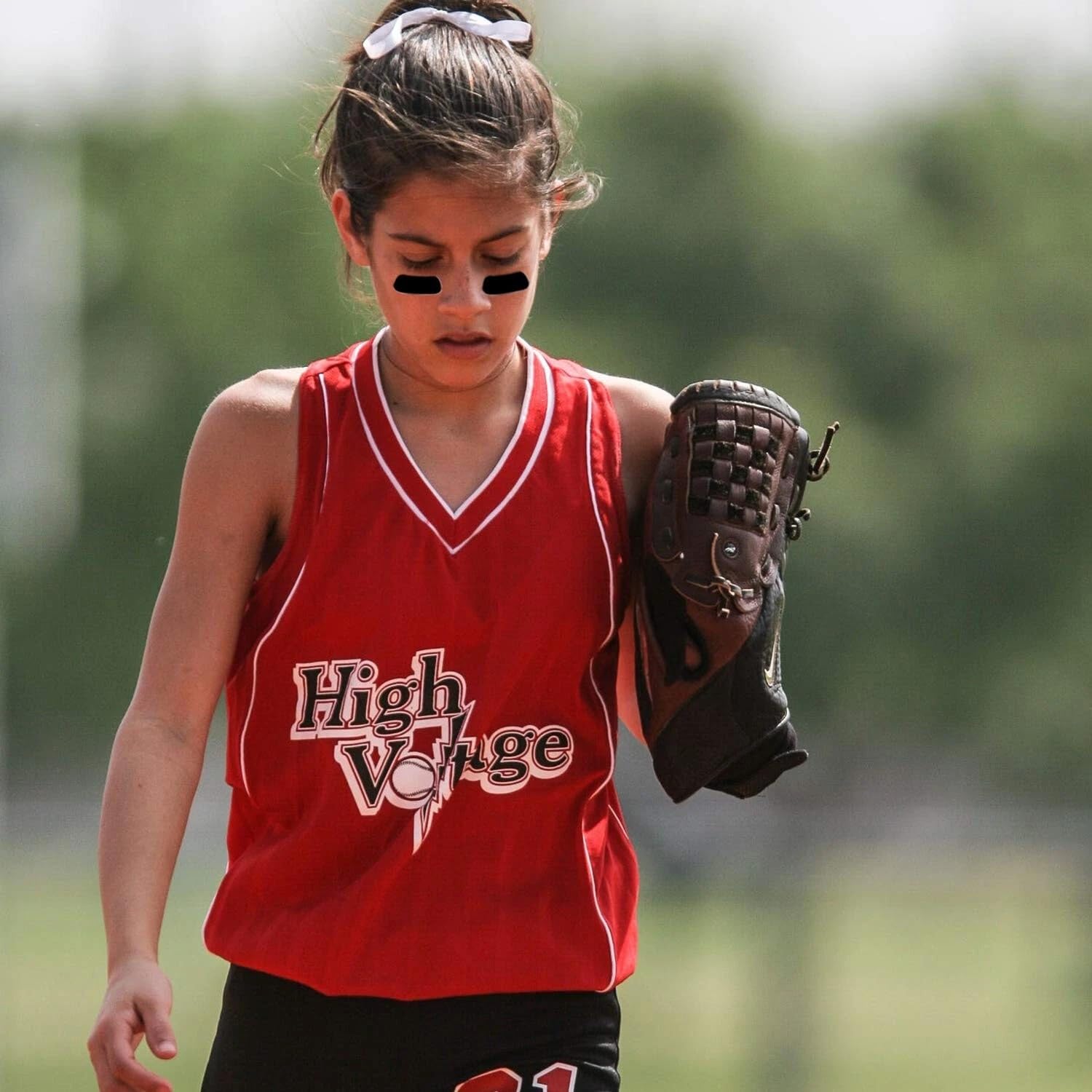 Anteer easy-to-use eye black stickers apply quickly with skin prep.