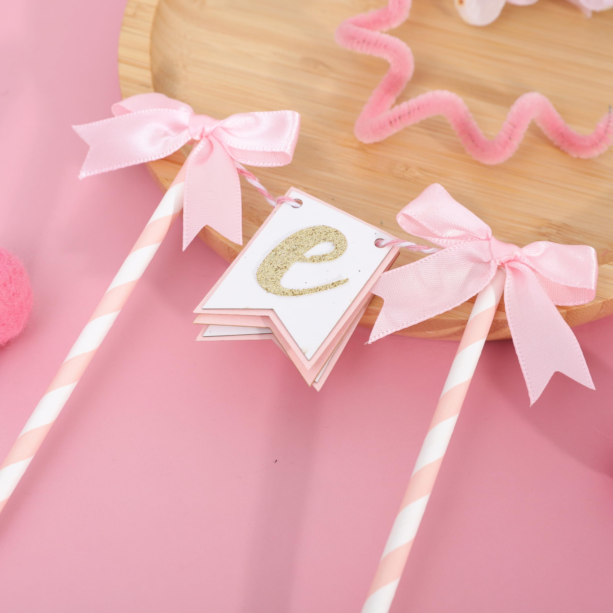 AOQURE pink bow topper doubles as a photo prop and keepsake.