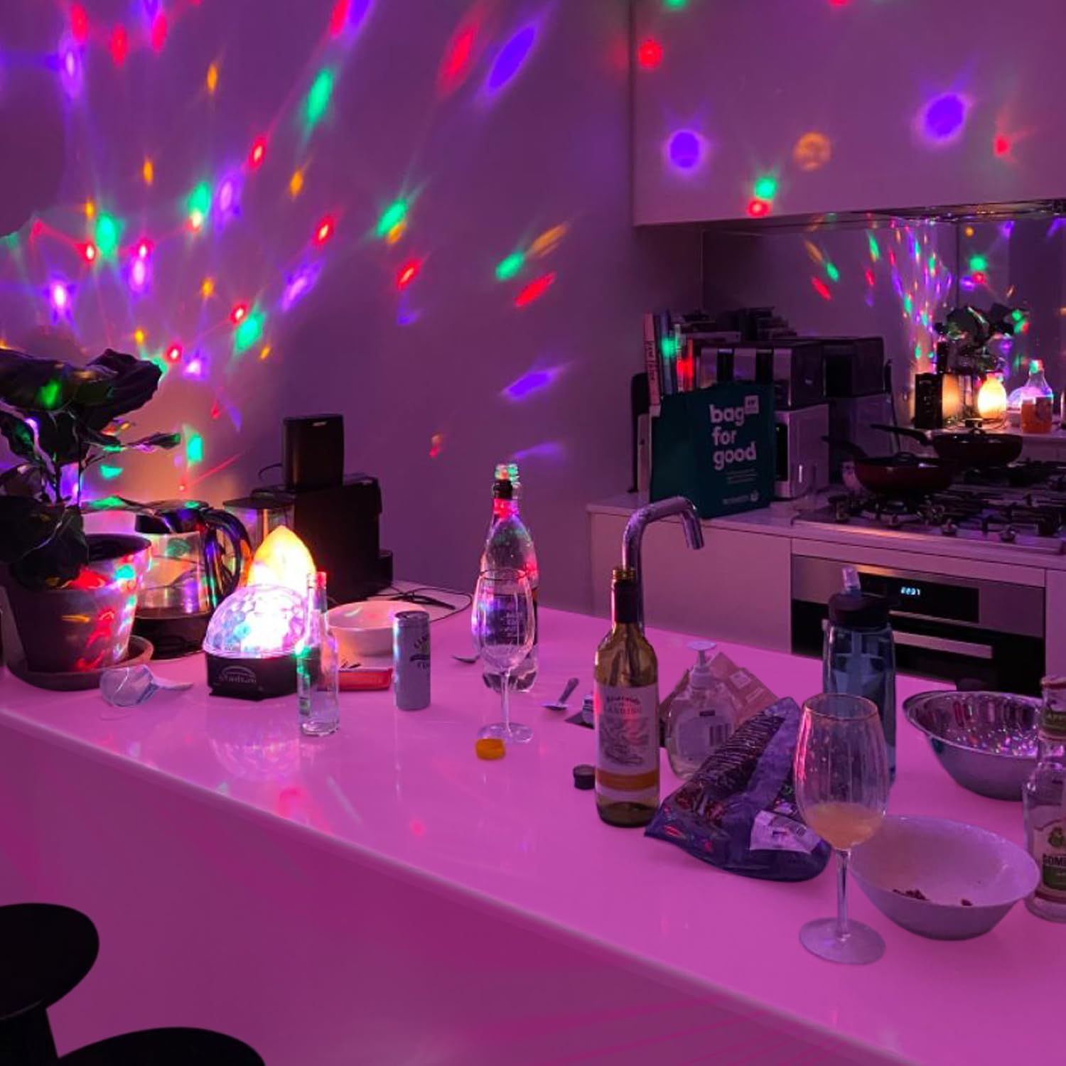 APUXXJUPA night-party setup showcases glow effect under UV lighting