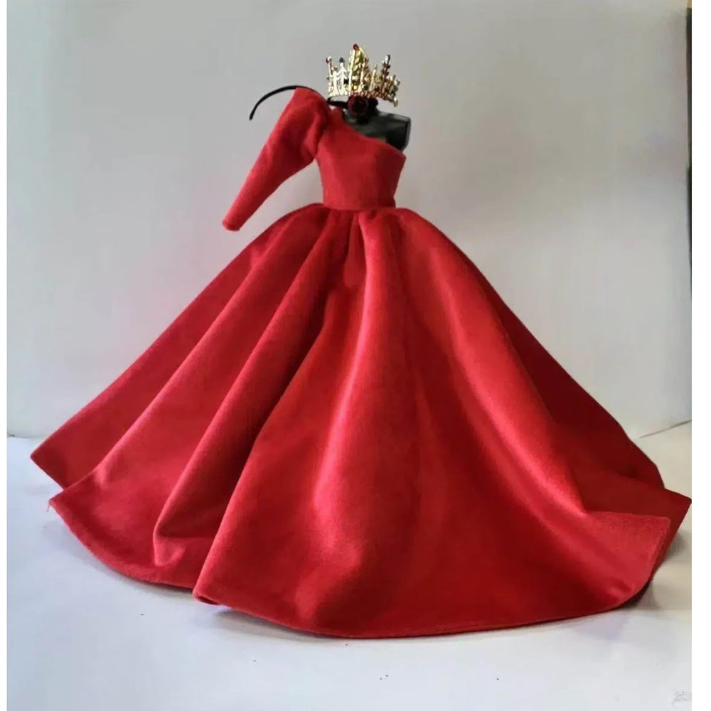 AQQeenmiu complete five-piece set covers gown and accessories in one package.