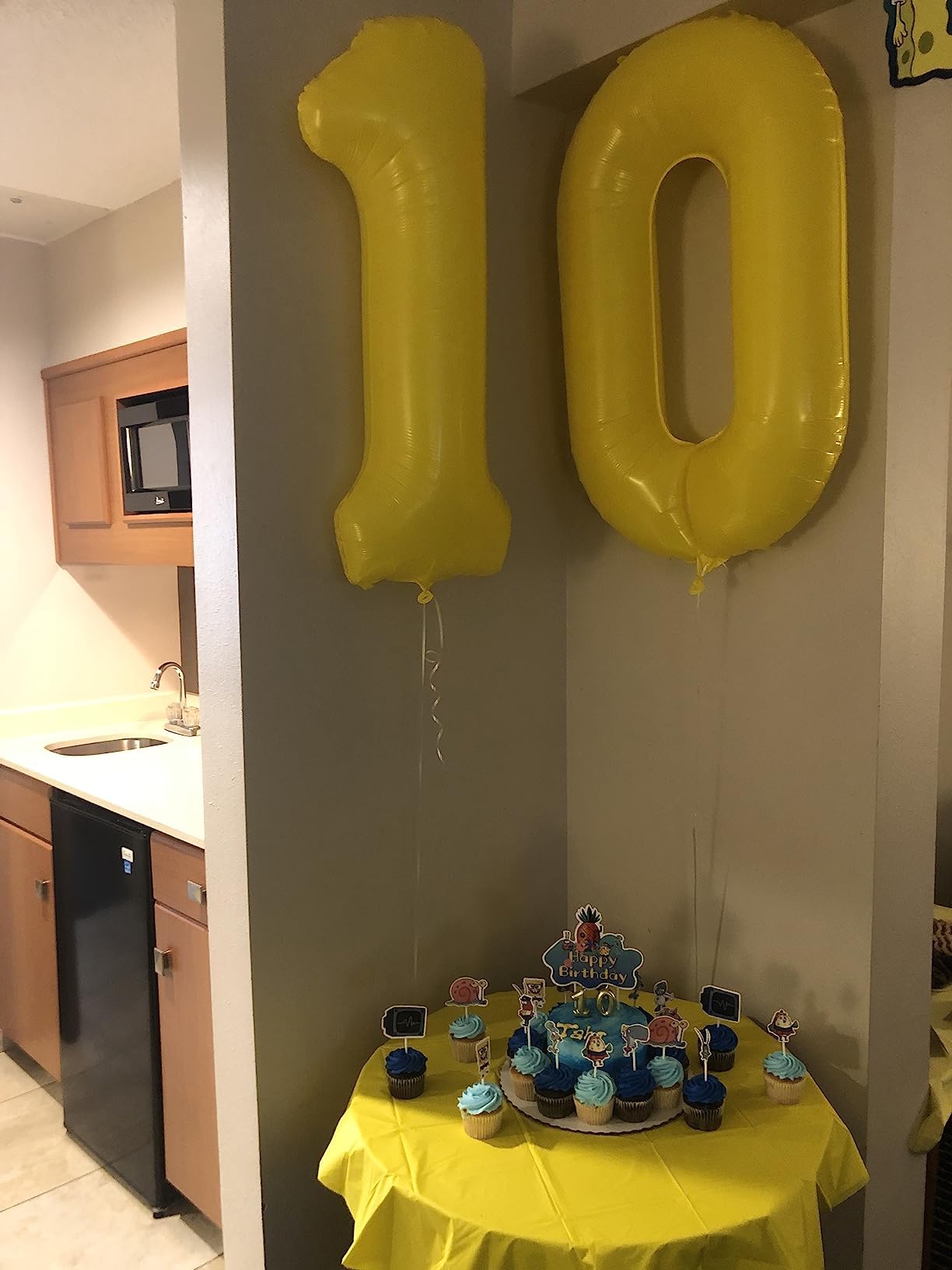 Argthjy 40-inch number balloon one hundred in yellow, focal point for big milestones