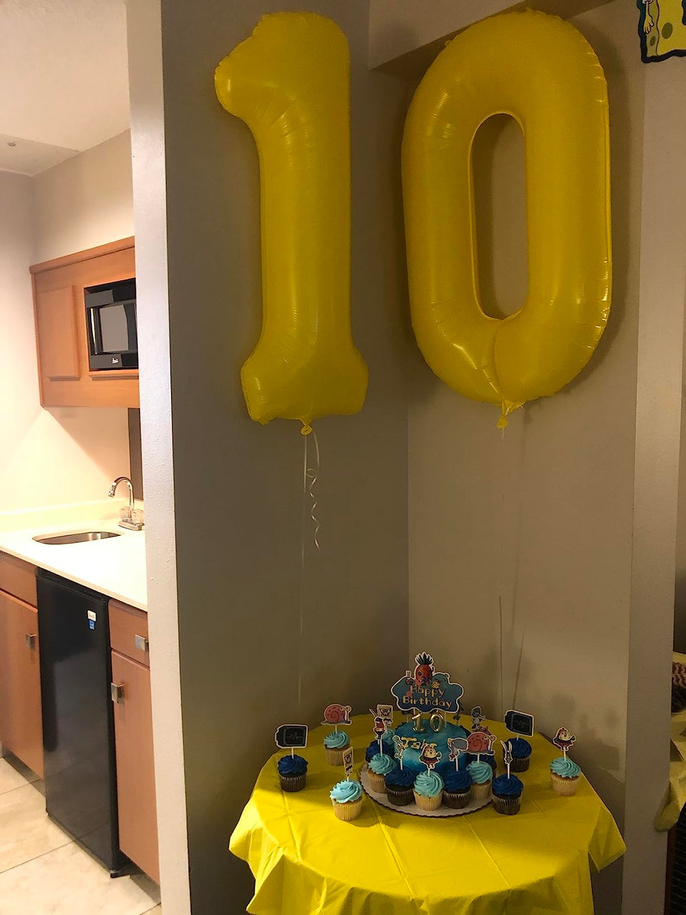 Argthjy 40-inch number balloon one hundred in yellow, focal point for big milestones