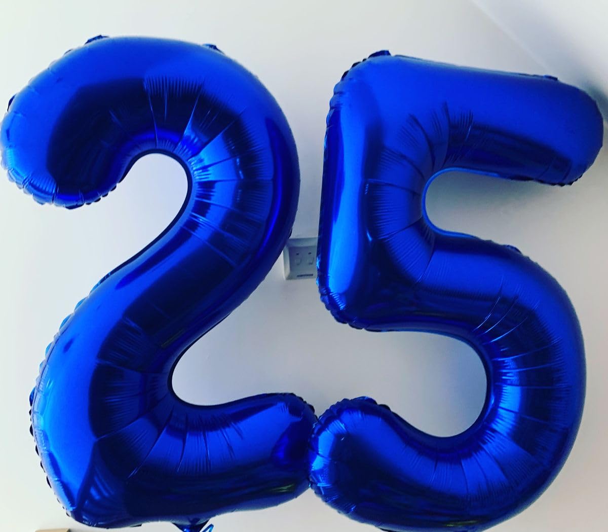 Argthjy easy-inflate-straw included for quick setup and flexible helium or air use.