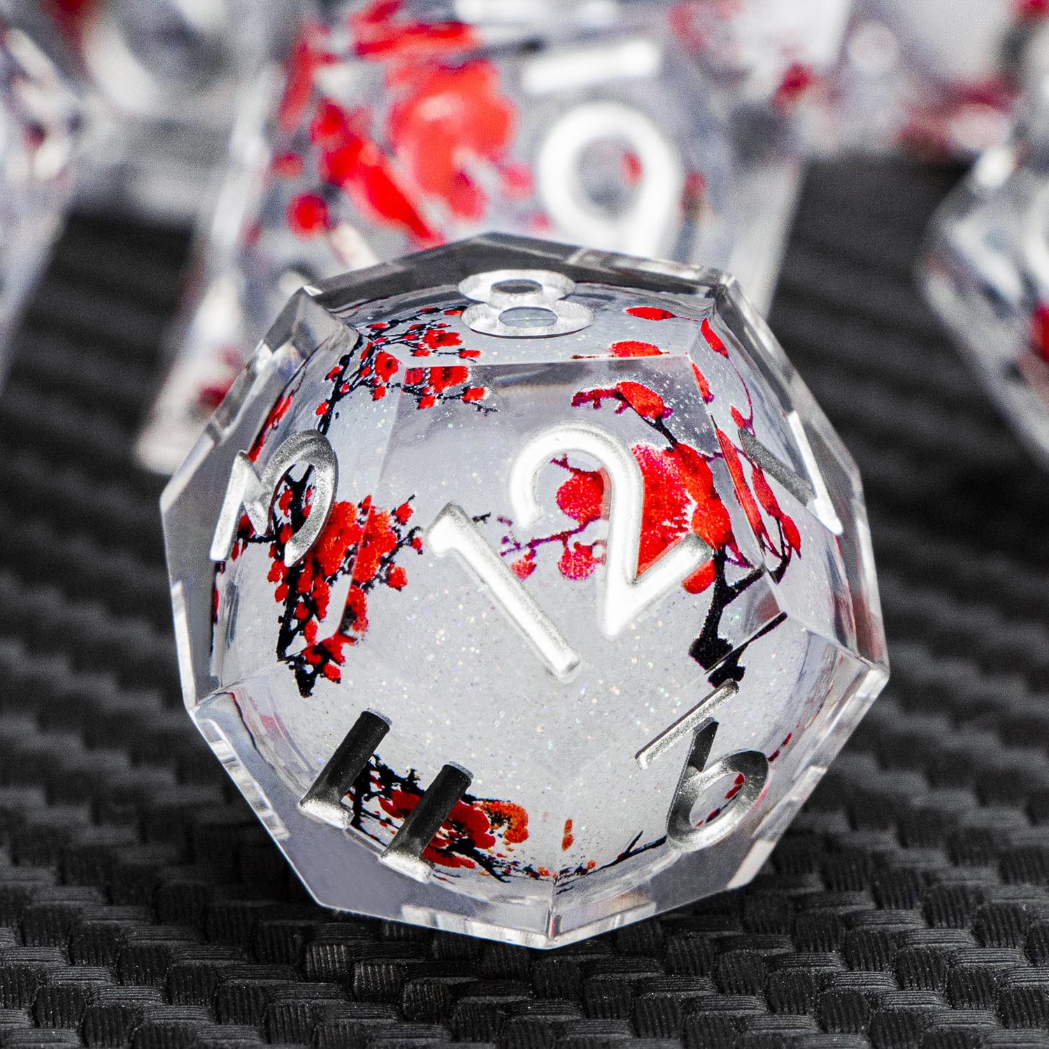 ARUOHHA D8 dice with sharp edge and liquid core for smooth rolls.