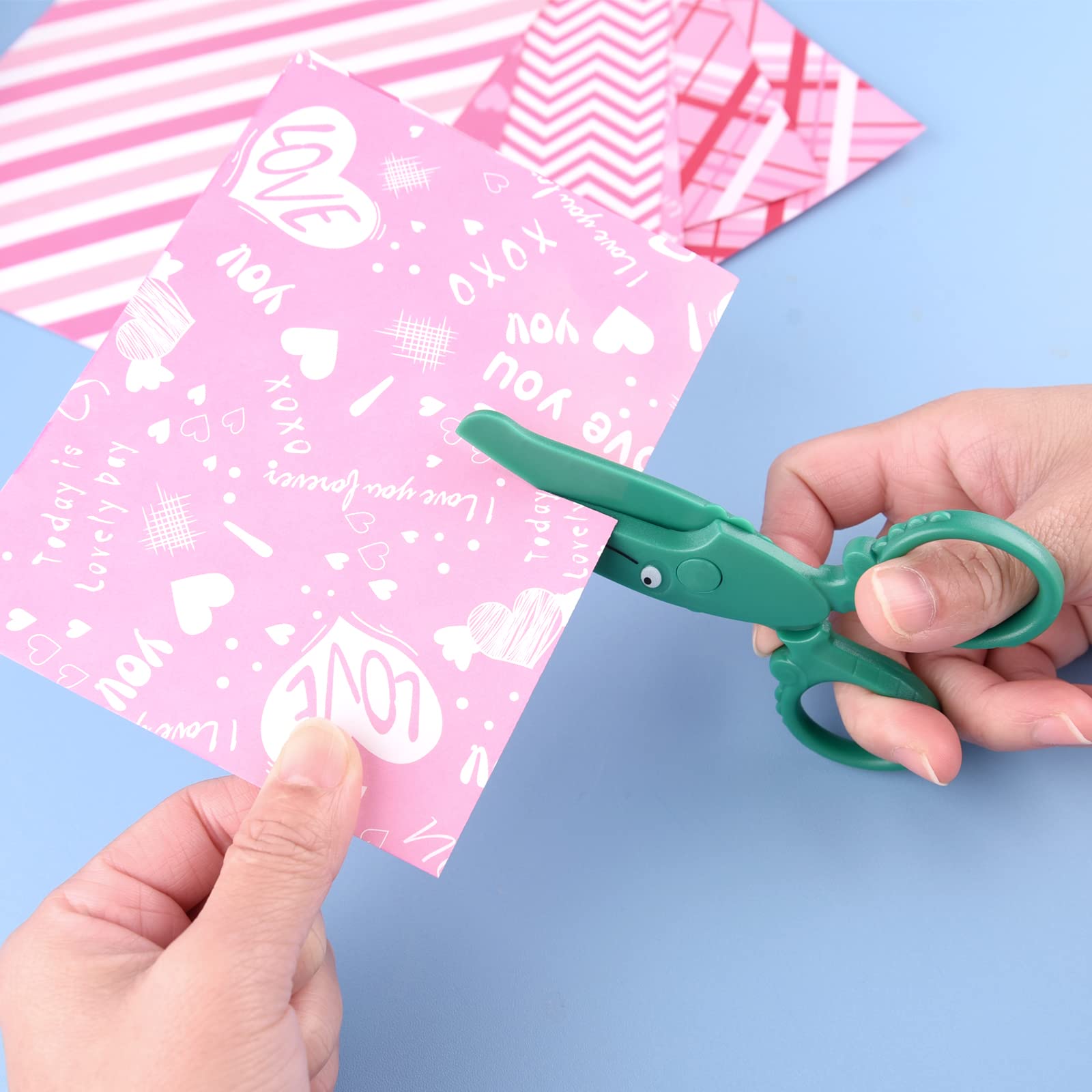 Compact safety design by ASTARON enhances confident cutting during arts and crafts