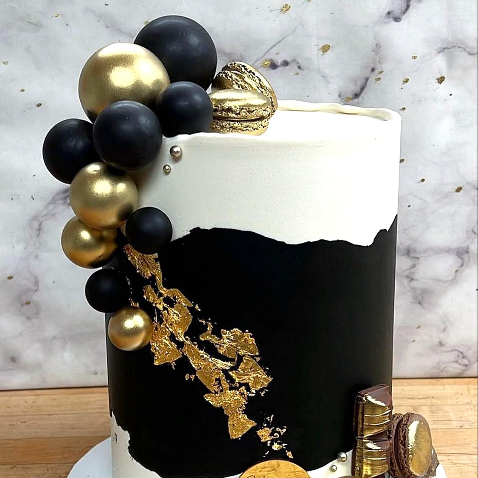 ASTARON ball cake topper 4cm black creates a noticeable accent.