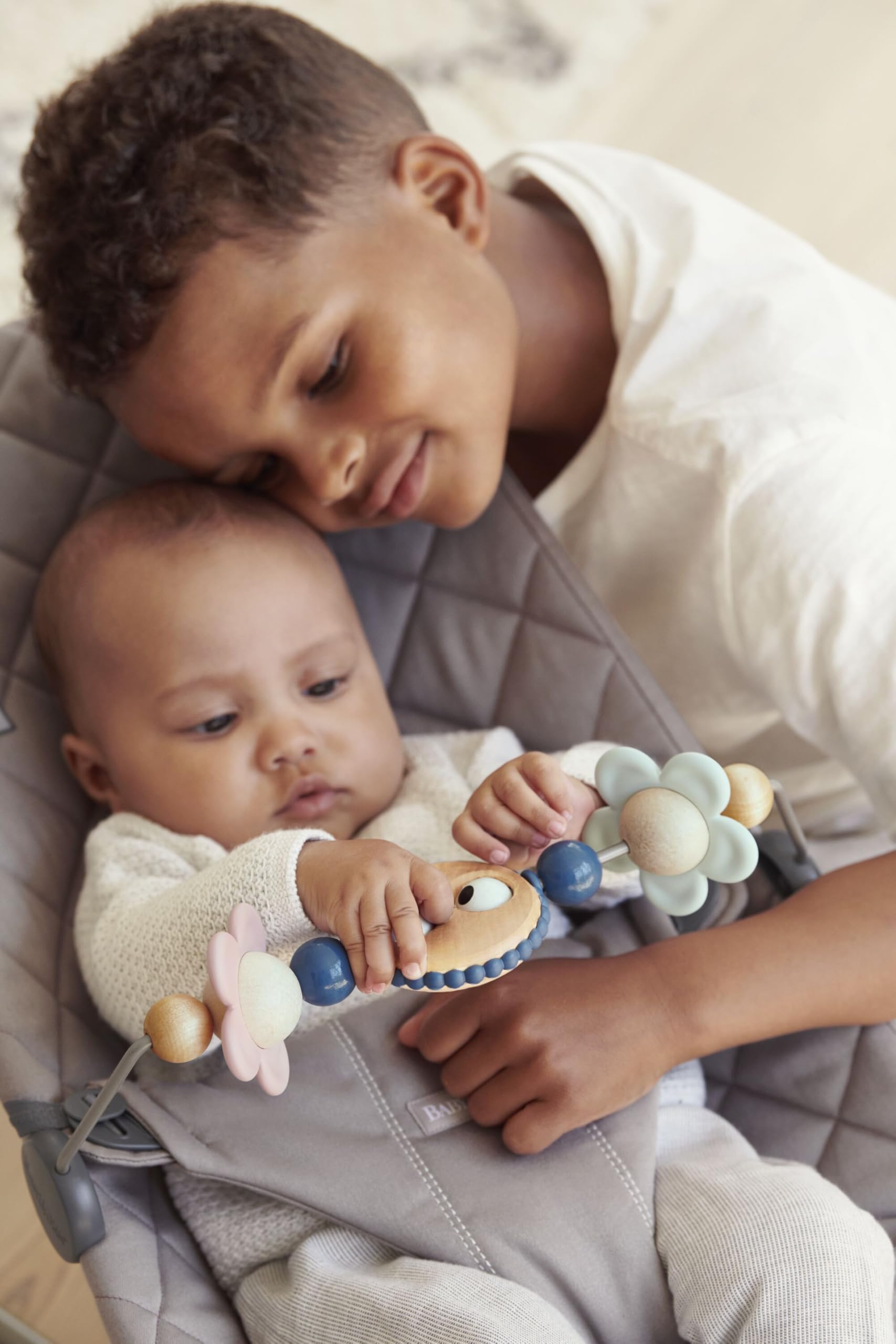 BabyBjörn Googly Eyes Pastels toy features bright shapes to capture baby’s attention during playtime.