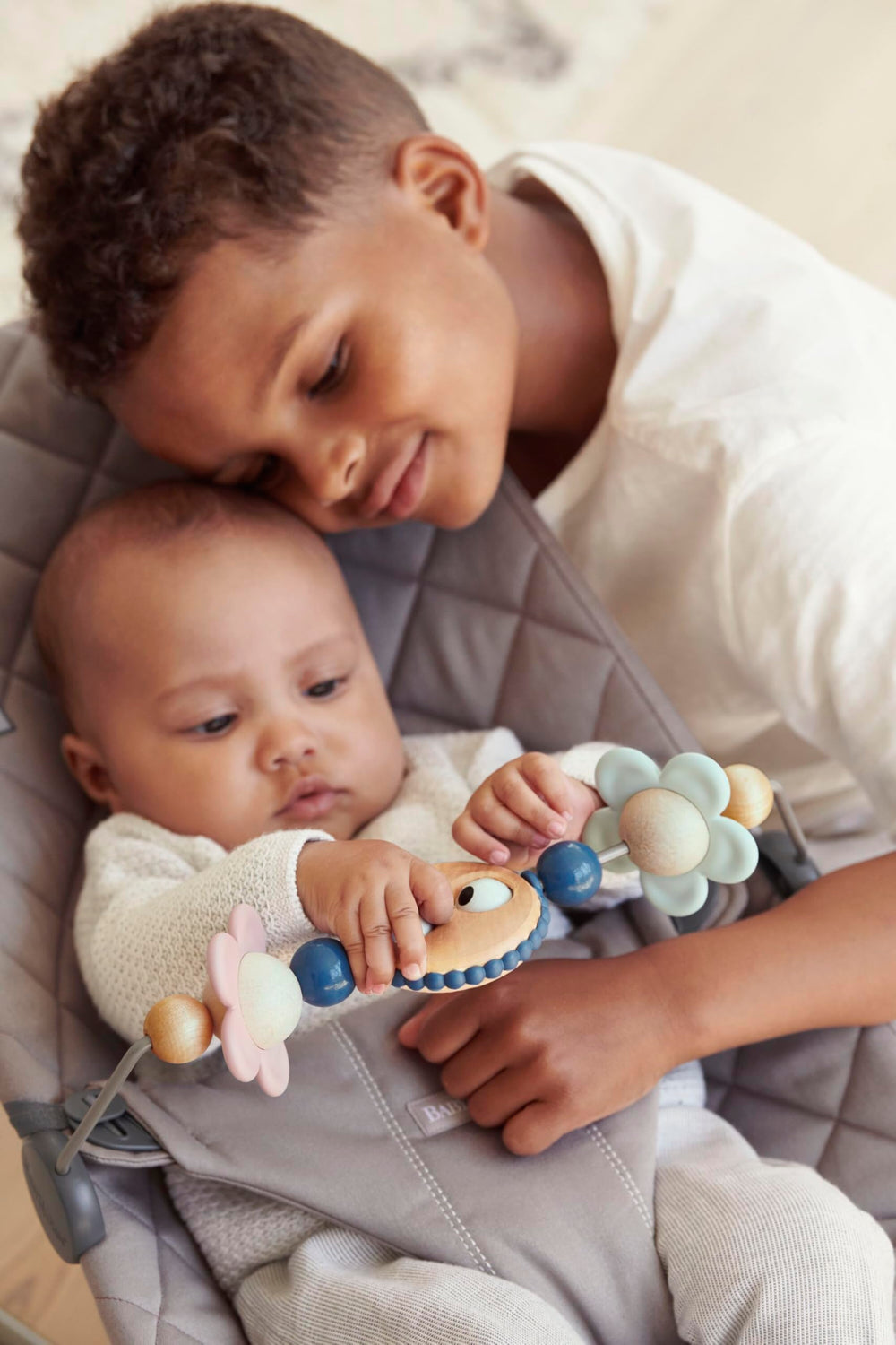 BabyBjörn Googly Eyes Pastels toy features bright shapes to capture baby’s attention during playtime.