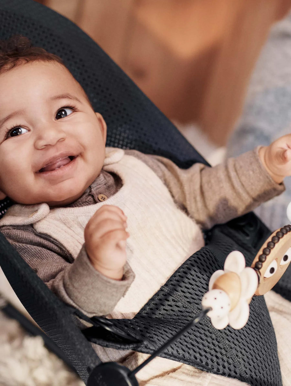 BabyBjörn Googly Eyes Toy uses lightweight materials for effortless handling.
