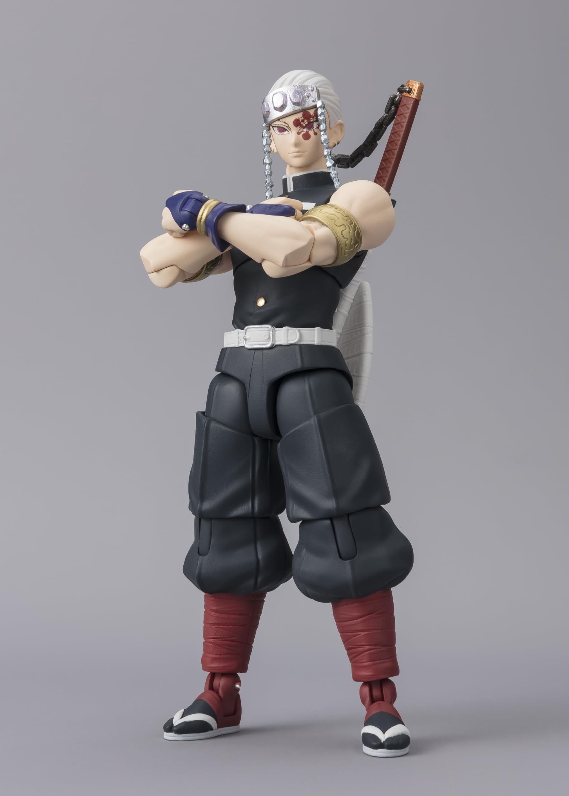 Bandai Namco Tengen Uzui comes with character-specific accessories for versatile displays.