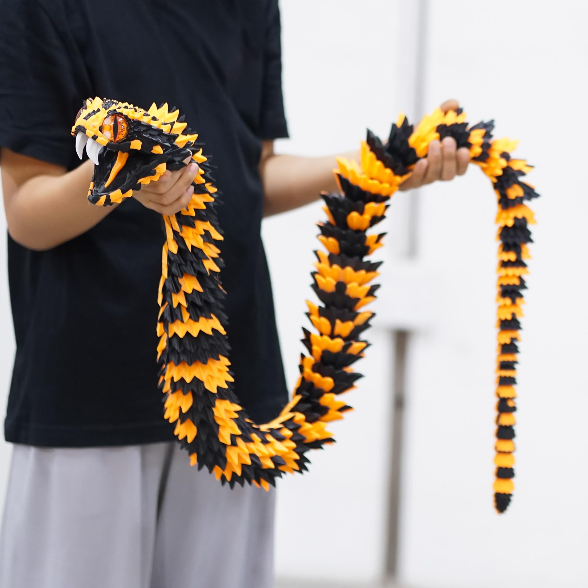 BANPIWOLG snake model with movable teeth demonstrates realistic action for interactive learning.
