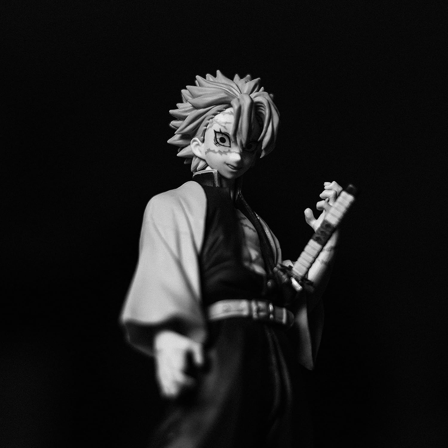 BanPresto Demon Slayer Sanemi Shinazugawa figure side profile ideal for compact display.