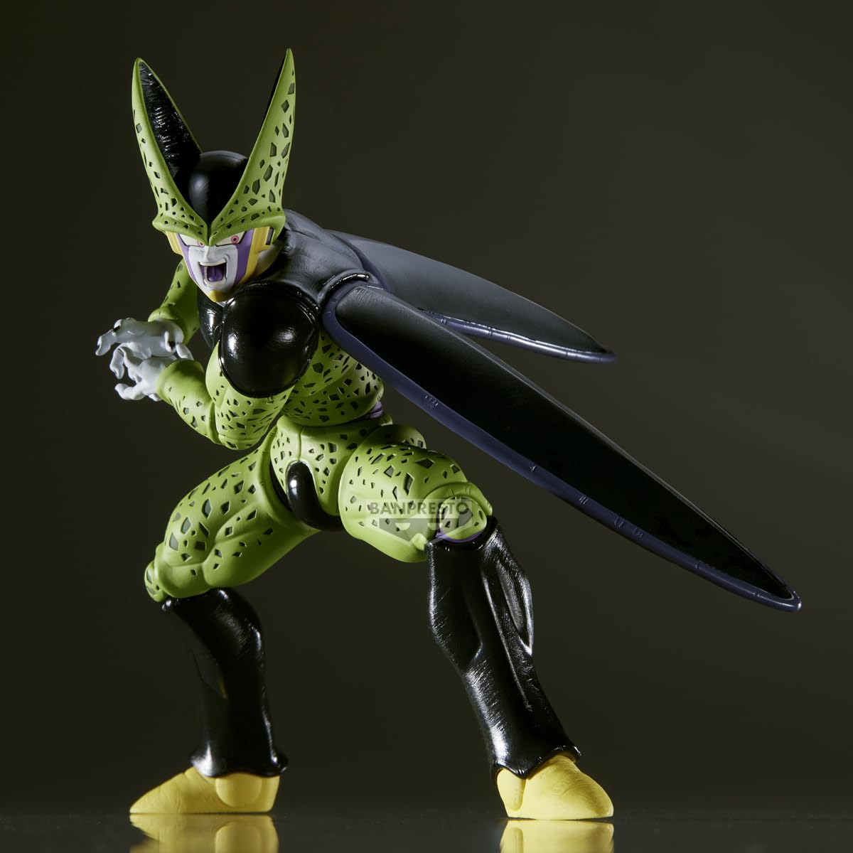 Banpresto Dragon Ball Z Cell vs Gohan figure captures dynamic battle pose