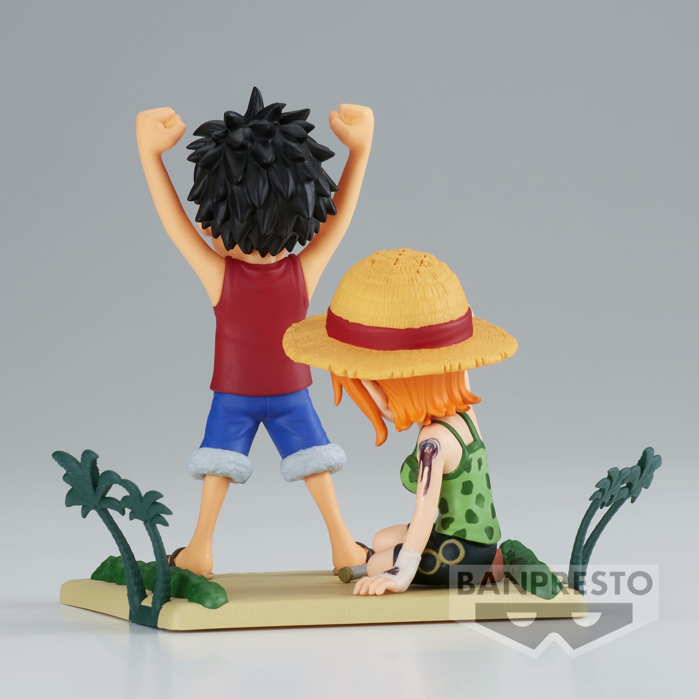 Compact diorama-friendly Luffy & Nami Log Stories figure for small spaces.