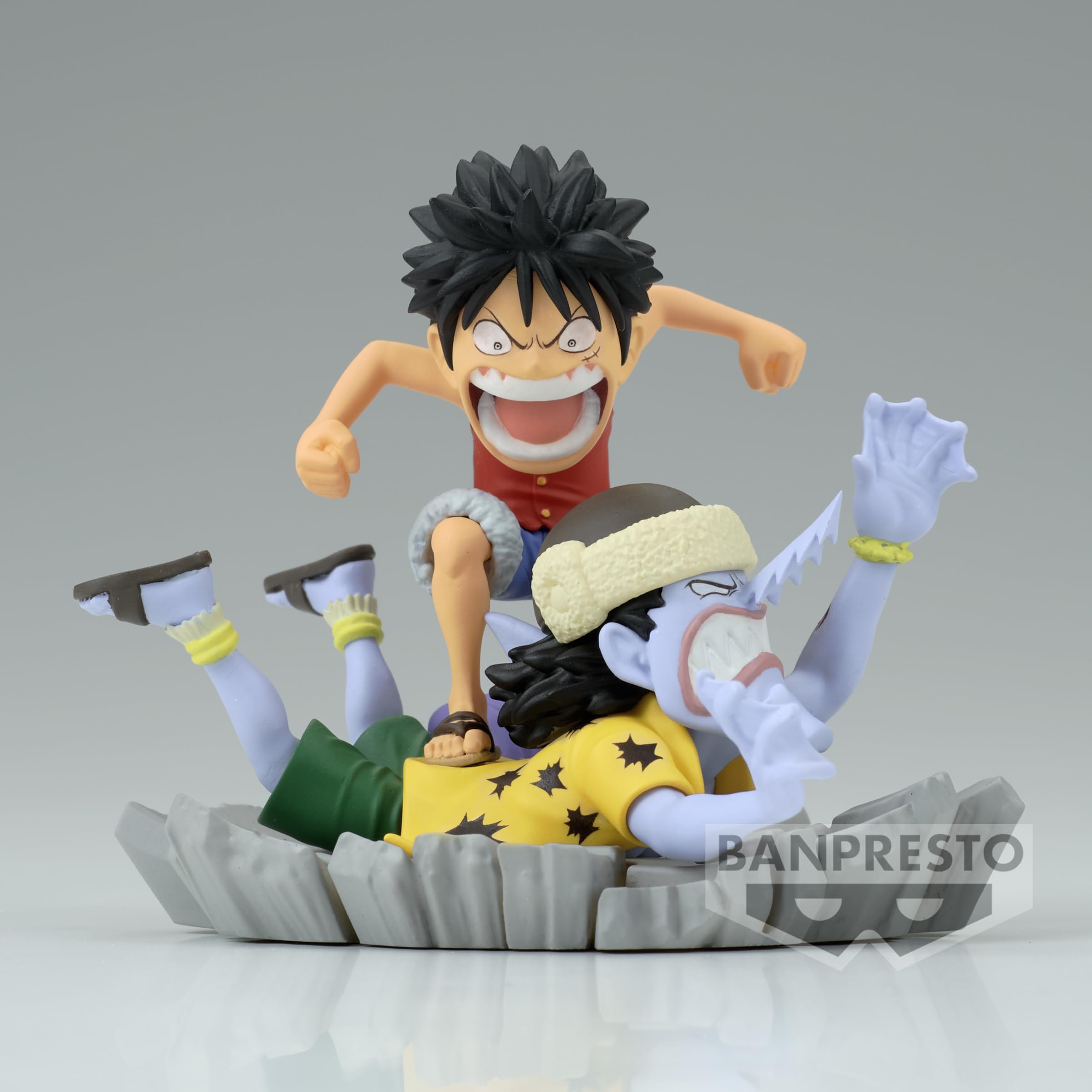 Banpresto One Piece Log Stories Luffy and Arlong diorama pose ready on shelf