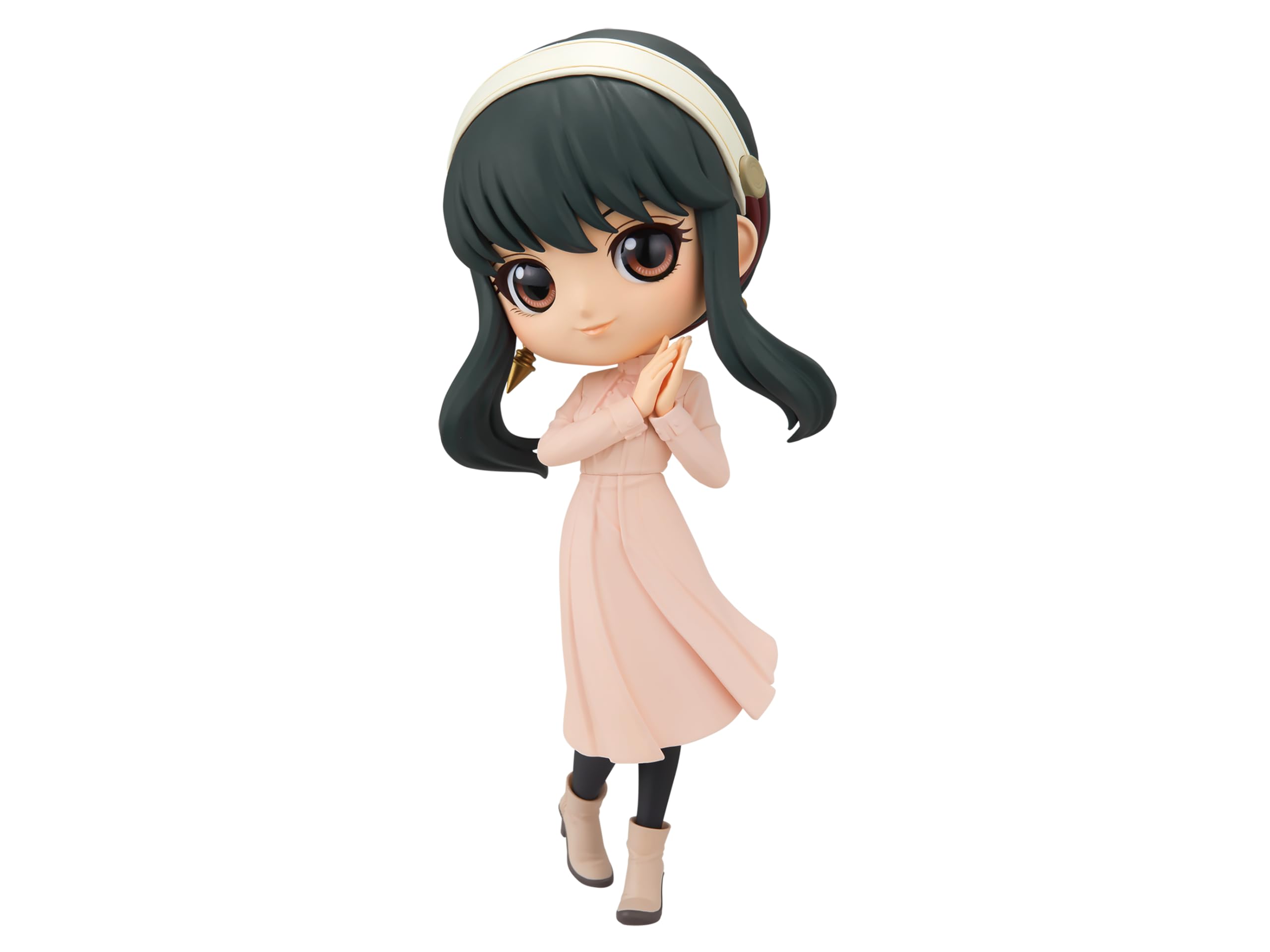 Banpresto Yor Forger Going Out ver figure in dynamic display pose for shelves.