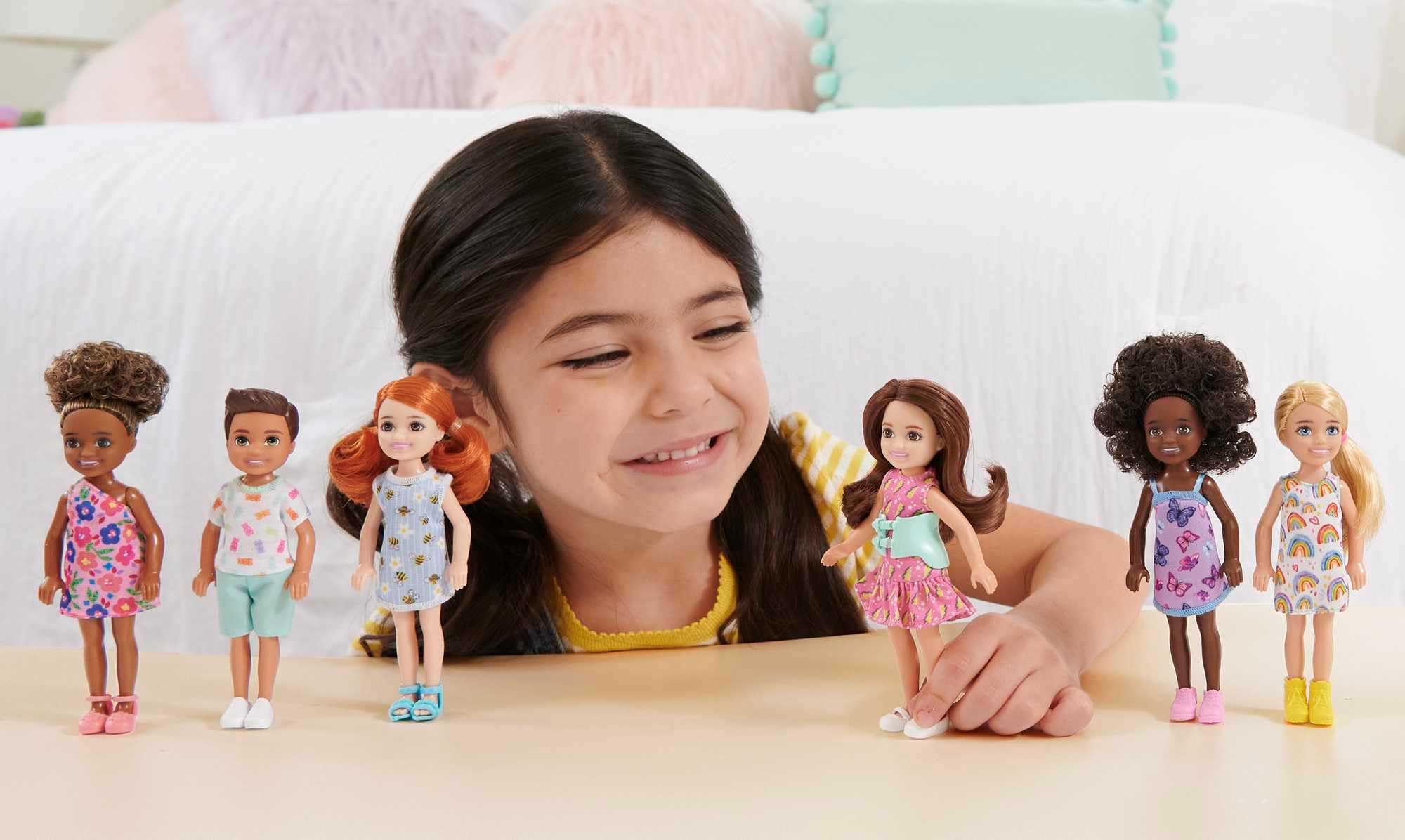 Barbie Chelsea's pink shoes complete a cute, story-ready look.