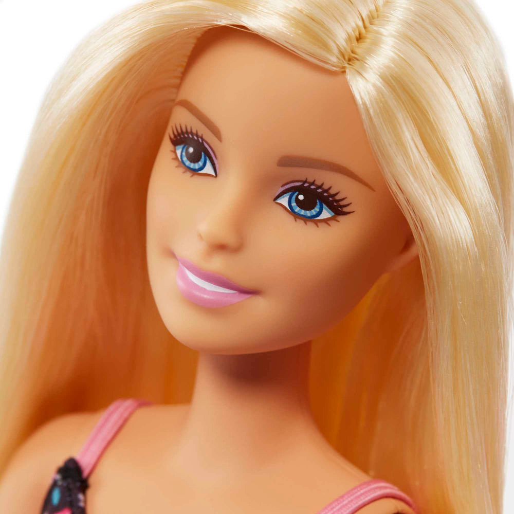 Barbie display shelves showcase produce and groceries for imaginative shopping.