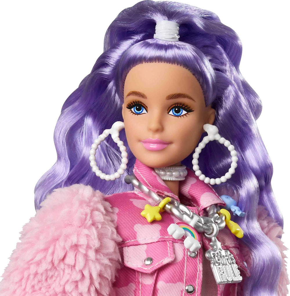 Barbie Extra ice cream clutch adds a fun accessory for storytelling moments.