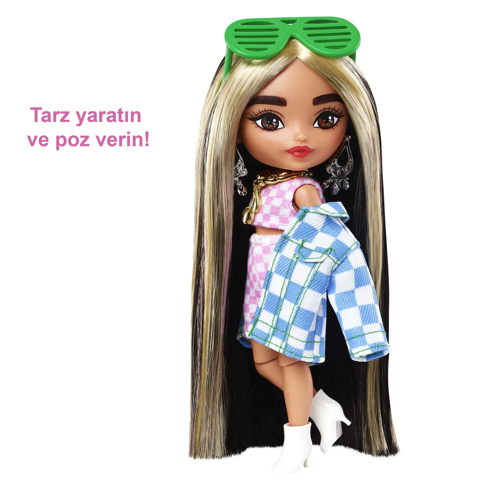 Barbie Extra Minis boombox accessory boosts pretend music moments.