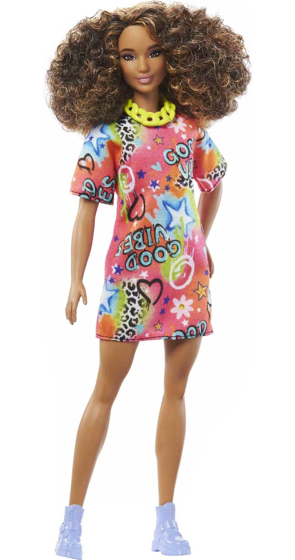 Barbie Fashionistas #201 reusable vinyl bag keeps doll outfits organized on the go