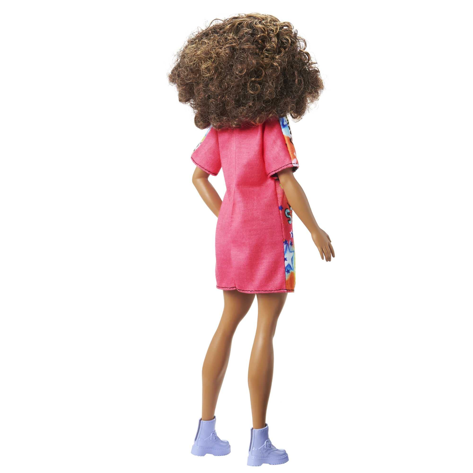 Barbie Fashionistas 201 zippered vinyl bag stores dolls and outfits on the go.