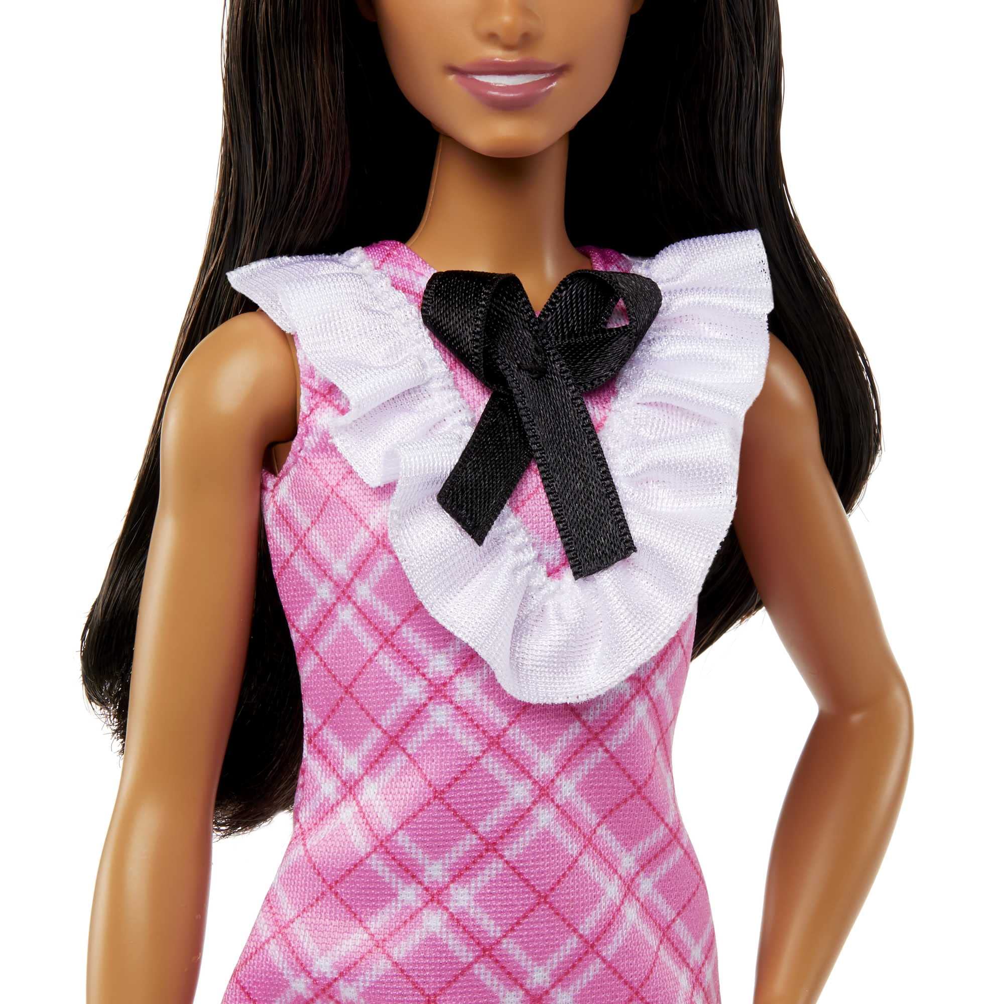 Barbie Fashionistas Doll 209 pearlescent headband adds subtle shine.