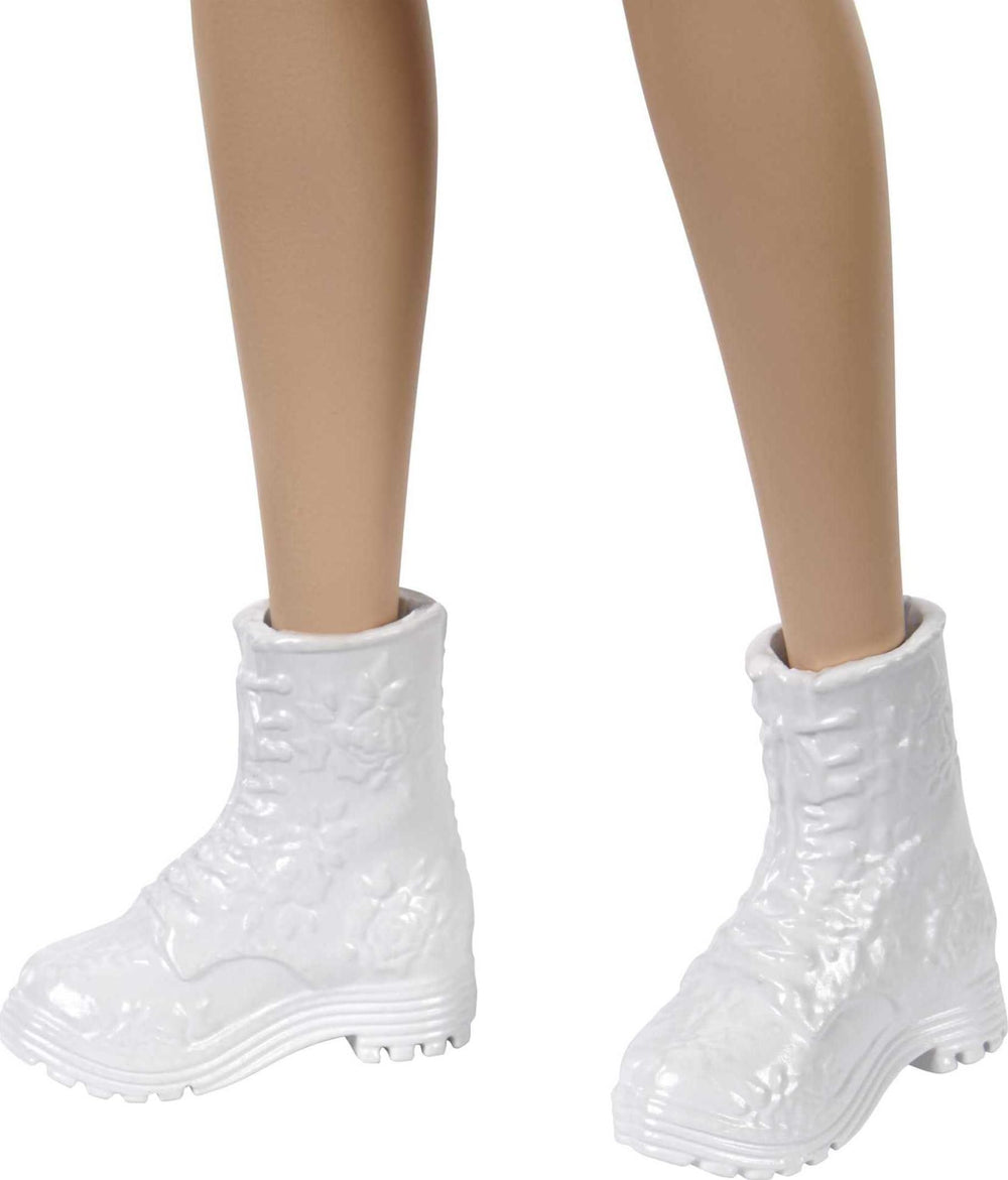 Barbie Fashionistas shoes and accessories complete each fashion look.