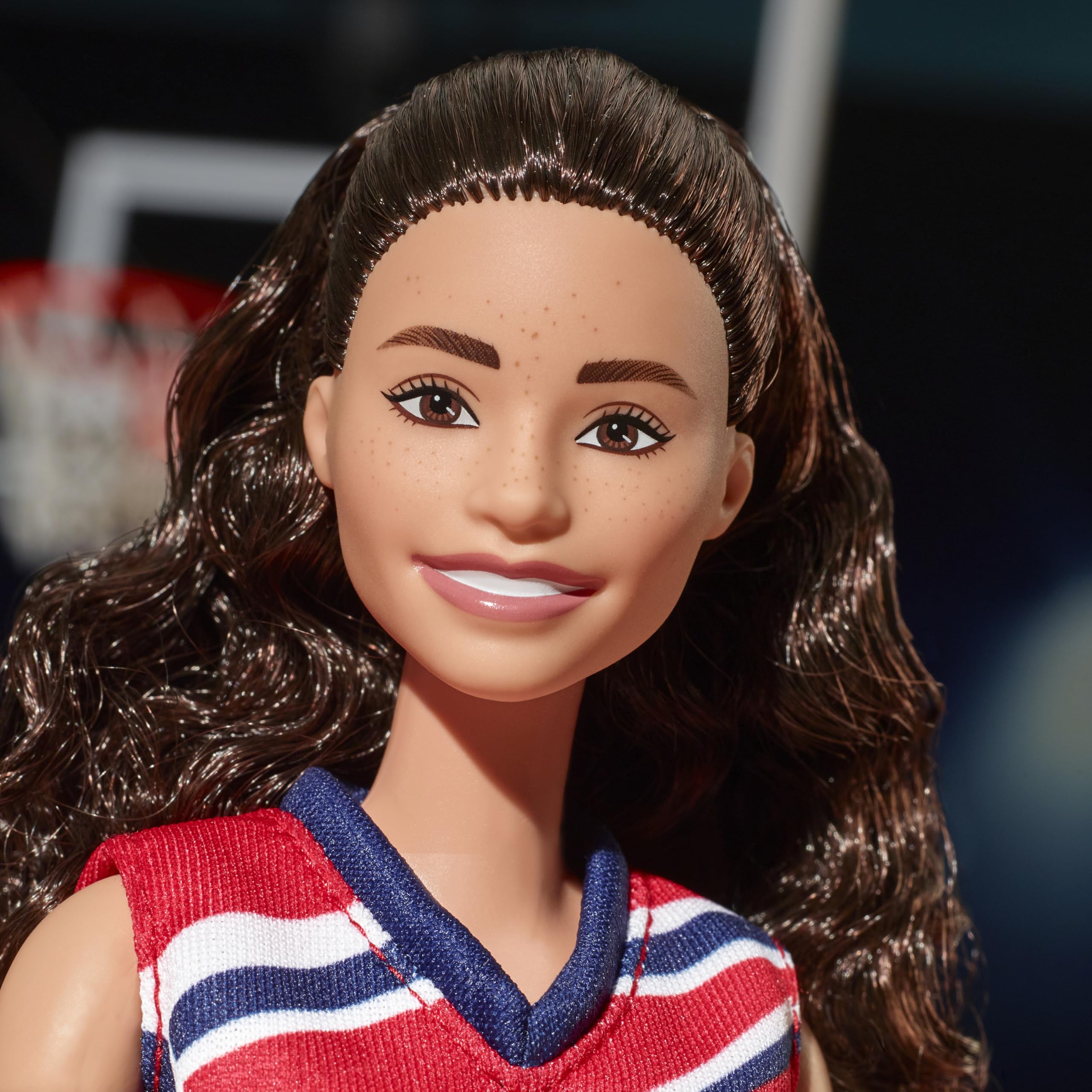 Barbie Sue Bird Made to Move body enables dynamic shooting and dribbling.