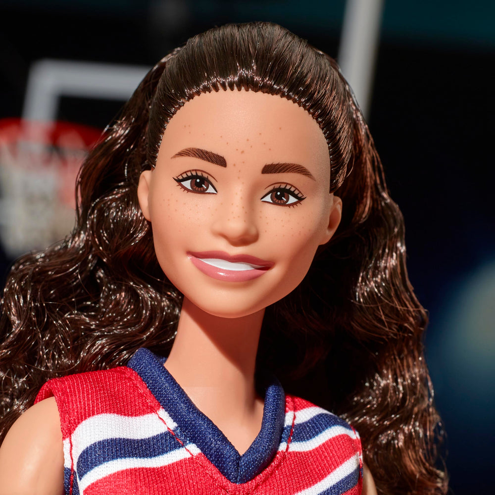 Barbie Sue Bird Made to Move body enables dynamic shooting and dribbling.