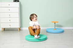 BARNEY KAITE BS Spinner-X seated green child.play indoors promotes focus and motor skills