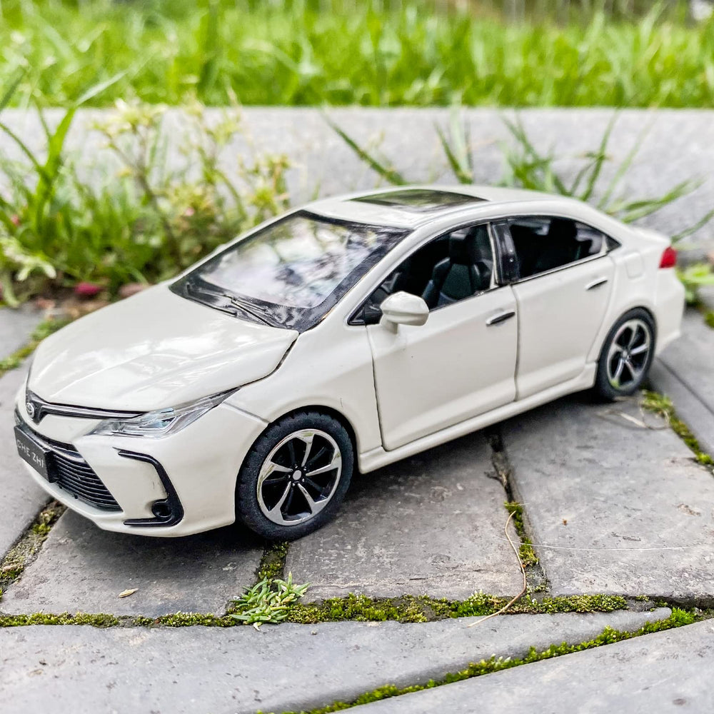 BDTCTK 1:32 Corolla display base keeps the toy stable on shelves.