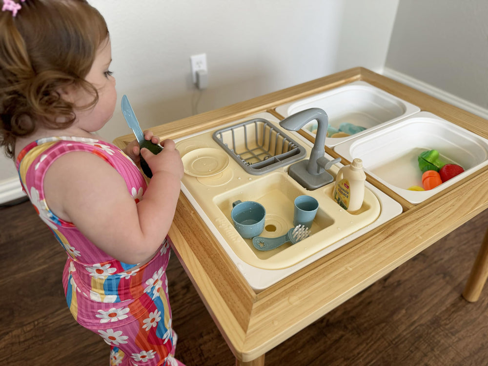 Beright collapsible bin included helps tidy up after play.