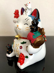 Betterdecor Maneki Neko coin bank open-access view demonstrates easy coin access.
