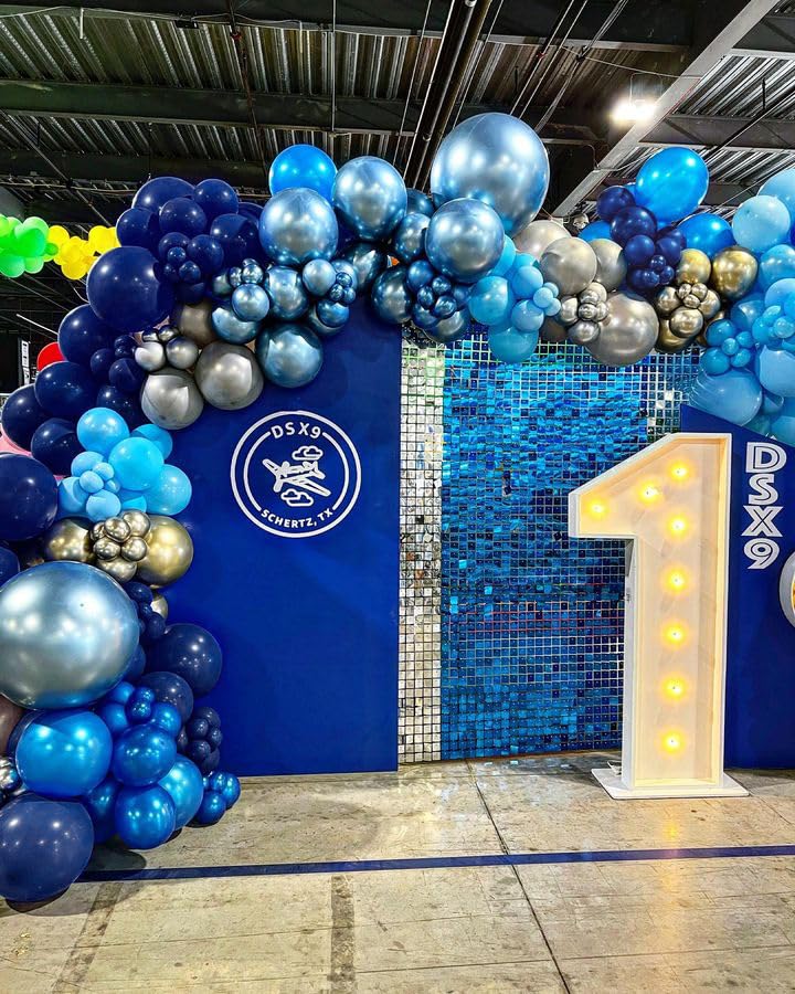 Bezente navy blue balloons for bold accents and classy, grounded party themes.