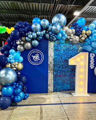 Bezente navy blue balloons for bold accents and classy, grounded party themes.