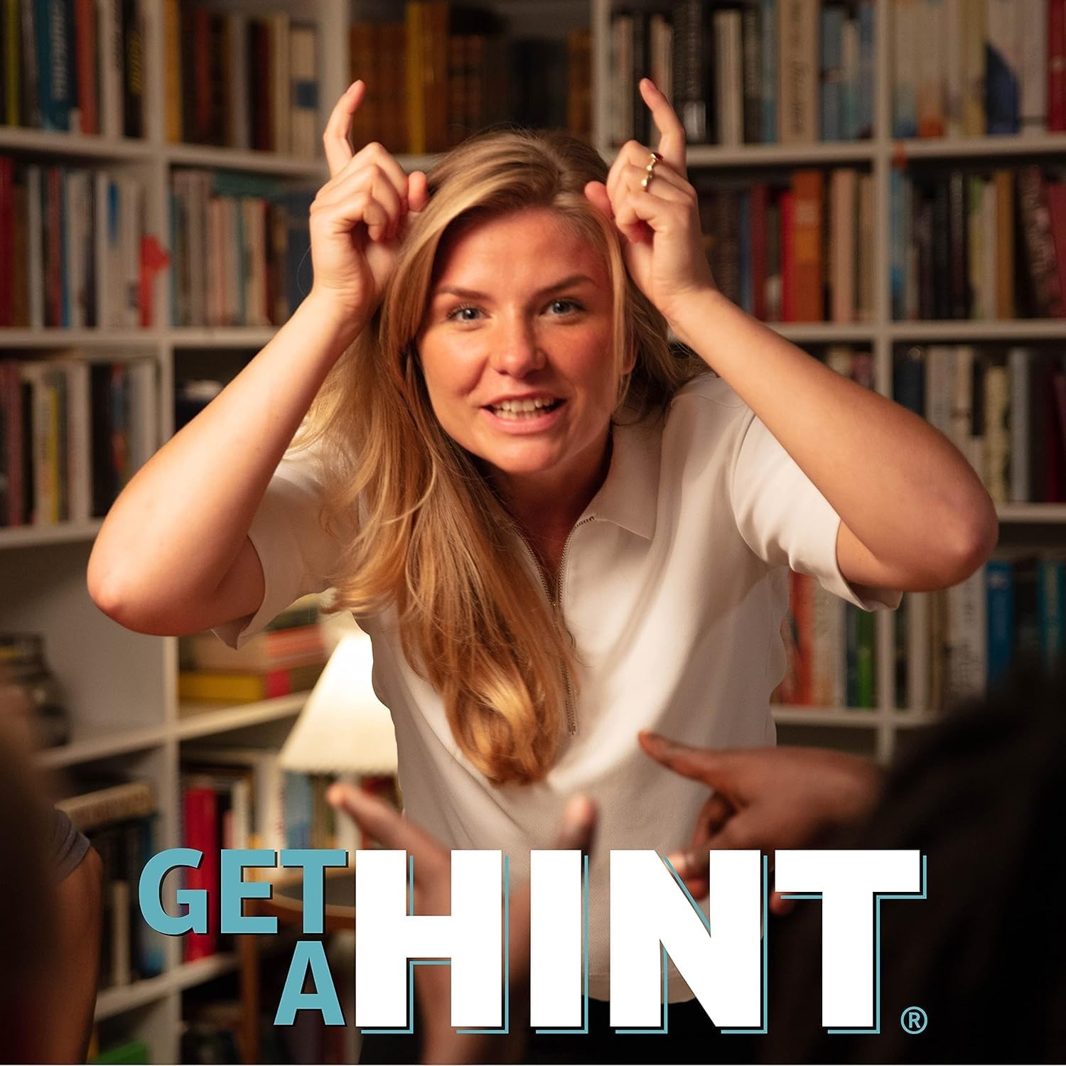 Participant humming a duet cue to hint at an answer