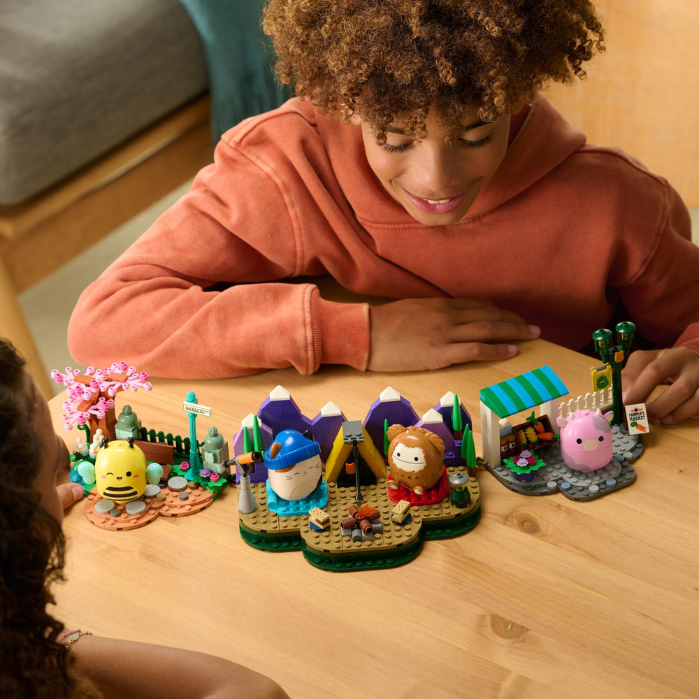 BLDR packaging contents reveal 121 pieces and Avery figure for easy setup