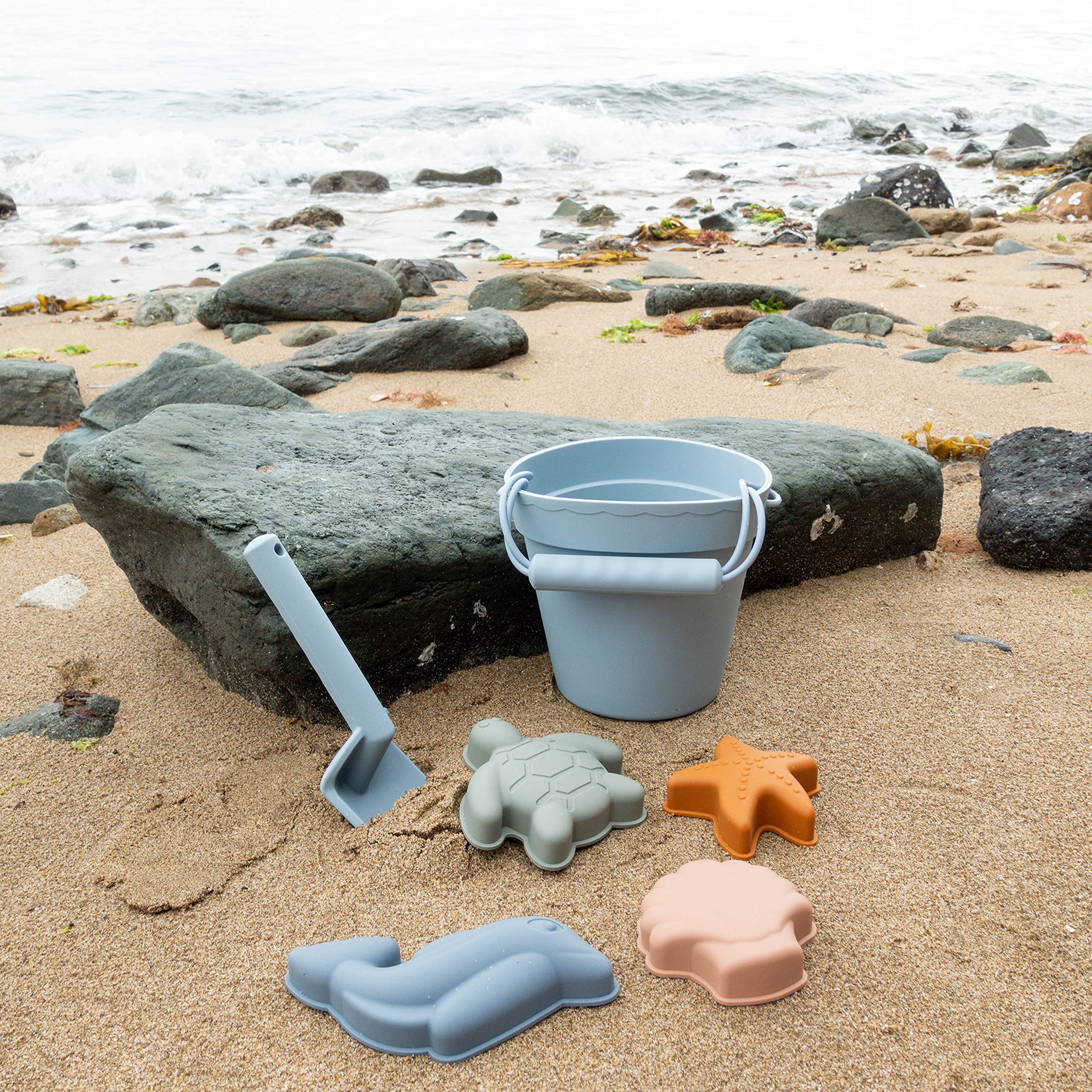 BLUE GINKGO all-in-one beach toy set ready for travel and play.